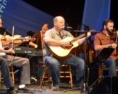 Les artistes Chester Delaney, Claude Bourgeois et Brent Aucoin lors du Gala du Festival de l'Escaouette à Chéticamp. &mdash; PHOTO(S) - Daniel Aucoin