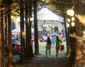 Au Far Out Festival, deux champs sont entourés et séparés par une forêt captivante, avec des sentiers sinueux qui sont bien éclairés. Les vues sont à couper le souffle. &mdash; PHOTOS - Nicole Deveau