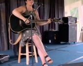 Vickie en performance aux Journées acadiennes à Grand-Pré. &mdash; PHOTOS - Jean Junior Nazaire Joinville