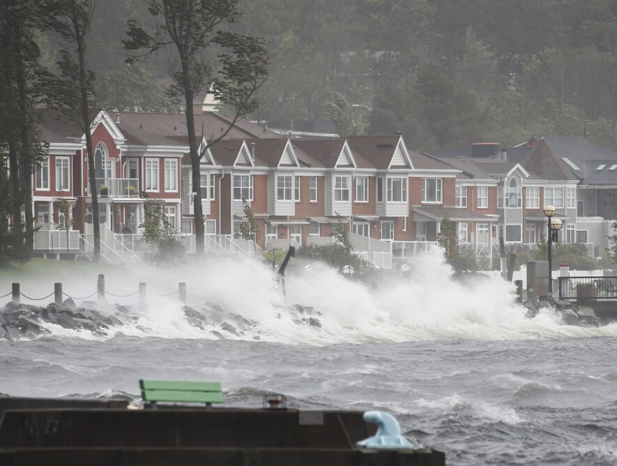 Des vagues qui déferlent en bord de mer à Bedford, dans la municipalité régionale d’Halifax.  — Facebook - Nova Scotia Emergency Management Office