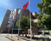Drapeau marocain hissé à la Maison du citoyen de Gatineau.  &mdash; PHOTO - Twitter France Bélisle