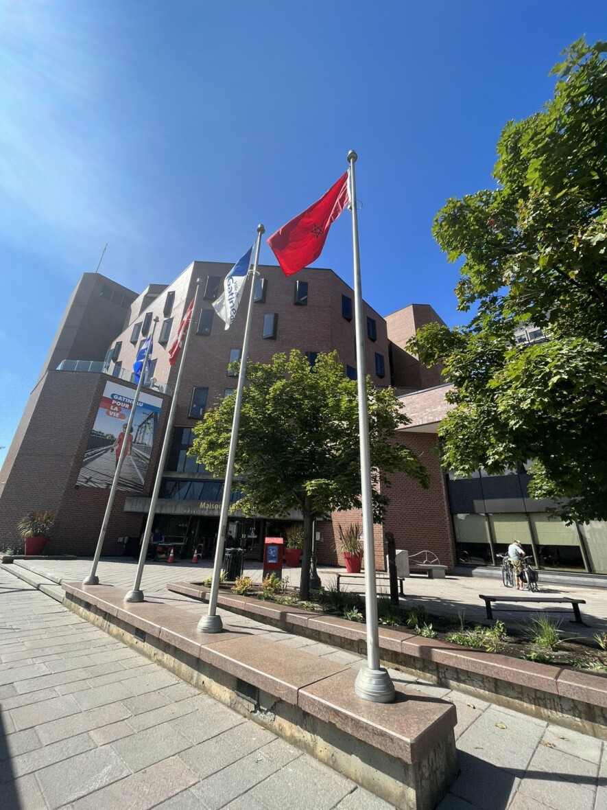 Drapeau marocain hissé à la Maison du citoyen de Gatineau.  — PHOTO - Twitter France Bélisle