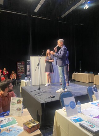 Mario Noury, directeur général du Conseil communautaire du Grand-Havre, prend le micro. 
 — PHOTO - Facebook - Fédération des Femmes