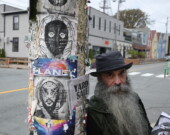 François Gaudet avec son art urbain.  &mdash; PHOTO : Jean-Philippe Giroux