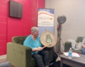 Louise Migneault avec son tambour. &mdash; PHOTOS : Clermont Charland