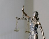 Statue de la justice.  
 &mdash; PHOTO : Tingey Injury law firm - Unsplash