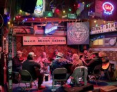 Les mercredis soirs, au Blue Moon Saloon à Lafayette, des Franco-Louisianais se rencontrent pour converser en français et en profitent pour danser et partager un repas fait maison avec tous les gens qui veulent participer, peu importe la langue ou la culture. 
 &mdash; PHOTO : Camille Langlade