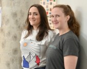 Danielle d'Entremont Tsimiklis et Katherine LeBlanc, cofondatrices de l’entreprise nouvellement lancée, Hardes des Acadiens. &mdash; PHOTO : Jean-Philippe Giroux