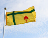 Le drapeau des Fransaskoises et des Fransaskois.   &mdash; PHOTO : Nation fransaskoise