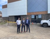 L’édifice connexe à l’École NDA devrait ouvrir ses portes d’ici printemps 2024. De gauche à droite : Cyril Camus, président du Conseil des arts de Chéticamp, Mike Kelloway, député de Cape Breton – Canso, et Michel Collette, directeur général du Conseil scolaire acadien provincial. &mdash; PHOTO : De gracieuseté