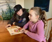 Céleste Huchet présente son livre préféré à Natalie Robichaud, directrice générale de la Société acadienne de Clare. 
 &mdash; PHOTOS : De gracieuseté - Natalie Robichaud