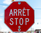 Panneaux d’arrêt bilingue. 
 &mdash; PHOTO : Derek - Adobe Stock