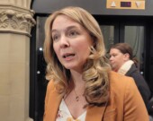 Jenna Sudds confirme que son gouvernement accepte la motion qui garantit le financement des garderies francophones en milieu minoritaire.  &mdash; PHOTO : Chantallya Louis – Francopresse