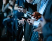 Les jeunes victimes de cyberintimidation peuvent développer des douleurs physiques et des problèmes de santé mentale comme l’anxiété, la dépression et même des idées suicidaires. 
 &mdash; PHOTO : Camilo Jimenez – Unsplash