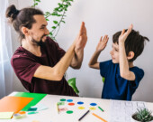 Un jeune garçon autiste pendant une séance avec un tuteur.
 &mdash; PHOTO : Pictures by Alex - Adobe Stock