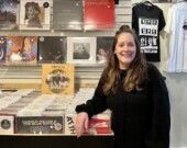 L’artiste locale Laura Rae appartient et gère le studio de musique The Guest Room.  &mdash; PHOTO : Jean-Philippe Giroux