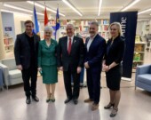De gauche à droite : Matthias Duc, directeur du Centre acadien, Patsy LeBlanc, le lieutenant-gouverneur Arthur LeBlanc, Allister Surette, recteur et vice-chancelier de l’USA, et Martine Béland,  maitresse de cérémonie.  &mdash; PHOTO : Nazaire Joinville