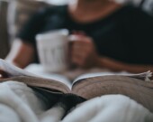 Pour la poétesse Nap Bishop,le repos est bien plus qu’un simple moment de détente : c’est une affirmation de notre droit fondamental à une existence pleine et équilibrée.  &mdash; PHOTO : Nathan Dumlao - Unsplash