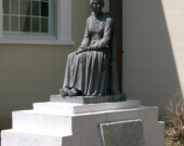 La statue d’Évangéline trône, un peu à l’écart, dans un parc de Saint-Martinville, en Louisiane.  &mdash; PHOTO : Wikimedia Commons