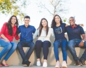 Trois étudiants étrangers francophones engagés dans les associations et les syndicats étudiants expliquent l’importance de participer à la vie étudiante de leur université.  &mdash; PHOTO : Naassom Azevedo – Unsplash