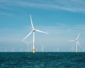 Selon l’Agence internationale de l’énergie, le développement de l’éolien extracôtier devrait connaitre une croissance exponentielle dans les décennies à venir.  &mdash; PHOTO : Jesse De Meulenaere – Unsplash
