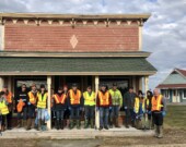 Des personnes bénévoles du programme de ramassage de déchets de la Municipalité de Clare lors d’une journée de ramassage à l’Anse-des-Belliveau.  &mdash; PHOTO: Municipalité de Clare