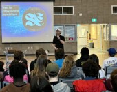 Le consultant et conférencier Sam Côté lors de la séance interactive du 1er mai, à l’École secondaire du Sommet, dont le thème était la citoyenneté numérique et la cybersécurité. Sa prochaine présentation aura lieu le 13 mai à l’École du Carrefour. 
 &mdash; PHOTO: Jean-Philippe Giroux 