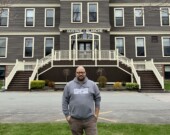 Luc Tardif, responsable du programme d’immersion française, devant le bâtiment Gustave-Blanche de l'Université Sainte-Anne.  &mdash; PHOTO: Nazaire Joinville