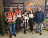 Le lundi 3 juin, juste avant la réunion annuelle des Amis du Plein Air, il y a eu une présentation de 25 000 $ chacun au Highland ATV Club, à La Mine de Plâtre/Gypsum Mine, au Conseil Économique de Chéticamp et à Chéticamp Search & Rescue. Photo de gauche à droite: Roy Aucoin, Chris Bellemore, Denise Chiasson et Melanie Bourgeois acceptant ce généreux don du vice-président, Harvey Bourgeois. &mdash; PHOTO: Rosie Aucoin-Grace