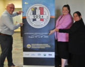 À gauche, Martin Théberge, président de la SNA, et à droite, Émilie Caissie et Sévan Bédikian, encouragent les gens à participer au prochain Congrès mondial acadien.  &mdash; PHOTO: Richard Landry