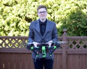 Maxim Michaud, tenant fièrement le drone qui pourrait un jour permettre de sauver des vies. &mdash; PHOTO: Gracieuseté