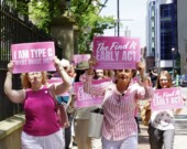 La députée de Clayton Park West, Rafah DiCostanzo, devant Province House, le 9 juillet, aux côtés d’une douzaine de survivantes du cancer du sein et de défenseurs des seins denses.  &mdash; Crédit : Facebook - Zach Churchill