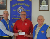 Bobby Comeau, au milieu, est heureux de la contribution des Chevaliers de Colomb au nom des athlètes des Olympiques spéciaux. La contribution de 1 716 $ est présentée par le Grand Chevalier sortant Melvin Comeau (à droite) et par le prochain Grand Chevalier, Raynald Paulin (à gauche).  &mdash; PHOTO: Richard Landry