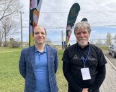 Julien Cayouette et Gilles Gagné ont découvert que le journalisme en Gaspésie et celui en francophonie minoritaire ont beaucoup de points communs.  &mdash; PHOTO: Mélanie Tremblay