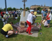 Les participants étaient invités à placer des fleurs et drapeaux acadiens au pied du Monument de l’Odyssée acadienne. &mdash; PHOTO: Richard Landry