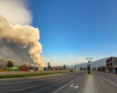 Les flammes étaient près de la ville peu avant l’évacuation de Jasper, le 22 juillet 2024.  &mdash; PHOTO: Parc national de Jasper