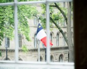 Le drapeau acadien flottant depuis les fenêtres de Province House, à Halifax, lors de la cérémonie de lancement du Mois du patrimoine acadien, le 1er aout 2024.
 &mdash; PHOTO: Nicolas Jean