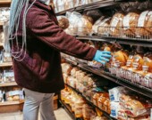 Pendant près de 15 ans, deux grands fabricants, Weston et Canada Bread, ainsi que cinq détaillants, auraient fixé les prix du pain en épicerie. &mdash; PHOTO: Laura James – Pexels