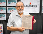 Jean J. Gaudet, ici avec la copie du premier numéro du Courrier, 
