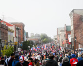 Des milliers de participants au tintamarre du 15 aout 2024 à Yarmouth dans le cadre du Congrès mondial acadien 2024. &mdash; Nicolas Jean 