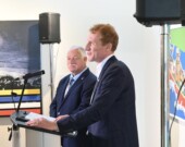Marc Miller, ministre de l’Immigration, des Réfugiés et de la Citoyenneté du Canada, et Darrell Samson, député fédéral de la circonscription de Sackville—Preston—Chezzetcook, lors de la conférence de presse du 14 aout.  &mdash; CRÉDIT : Jean-Philippe Giroux
