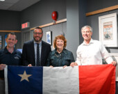 Tim Houston, premier ministre de la Nouvelle-Écosse, Colton Leblanc, ministre des Affaires acadiennes et de la Francophonie, le directeur général et la présidente du Conseil scolaire acadien provincial Diane Racette célébrant la promulgation de la Loi en tenant le drapeau acadien devant les journalistes présents. &mdash; Nicolas Jean 