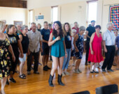 Les Cadiens profitent du Congrès pour enseigner quelques pas de danse louisianaise.  &mdash; Photo : Nicole Deveau/CMA