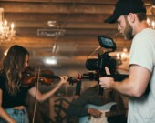 Le métier d’agent artistique en milieu minoritaire souffre d’un manque de relève. La pénurie oblige les artistes à gérer eux-mêmes leur carrière ou à se tourner vers des agences québécoises, voire anglophones. &mdash; PHOTO : Kyle Loftus – Pexels
