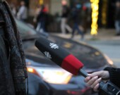 Même si Pierre Poilievre soutient qu’un futur gouvernement conservateur ne toucherait pas au financement de Radio-Canada, le diffuseur public francophone risque fort de souffrir de la perte de financement de CBC, voire de sa disparition. &mdash; PHOTO : Sima Ghaffarzadeh - Pexels