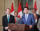 Le premier ministre Justin Trudeau et le ministre de l’Immigration, Marc Miller, ont annoncé une baisse considérable du nombre de résidents permanents dès 2025. &mdash; PHOTO : Inès Lombardo – Francopresse