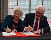 La présidente de la Fédération culturelle canadienne-française, Nancy Juneau, et le ministre des Langues officielles, Randy Boissonnault, lors de la signature de l’Entente de collaboration renouvelée jusqu’en 2028.  &mdash; PHOTO : Clémence Labasse – Francopresse