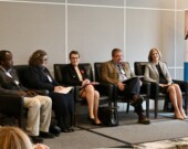Le panélistes, de gauche à droite: Yalla Sangaré, professeur agrégé à l’Université Sainte-Anne, Liane Roy, présidente de la Fédération des communautés francophones et acadienne, Shirley MacLean, commissaire aux langues officielles du Nouveau-Brunswick, Réal Boudreau, avocat et notaire de profession originaire de Wedgeport, et Audrey LaBrie, avocate et conseillère responsable au Bureau des droits de la personne de l’Université d’Ottawa.  &mdash; PHOTO : Jean-Philippe Giroux