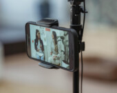 Les anglophones s’informent davantage sur YouTube que les francophones selon les données canadiennes du Digital News Report, mais cette habitude pourrait être reliée à une offre plus importante, croit la professeure Colette Brin. &mdash; PHOTO : George Milton – Pexels