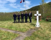 La marine française était de passage à Cap Rouge (nom historique français de Crouse) en juin 2024. Ils se sont recueillis à la tombe d’un capitaine français mort dans les années 1870. &mdash; PHOTO : Courtoisie de Madonna Gardiner